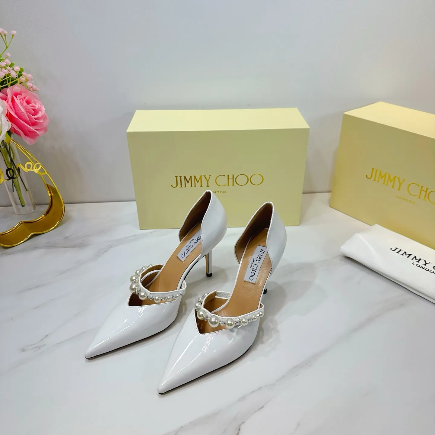 👟👟Ex-factory price 620👟👟 JIMMY CHOO (Jimmy CHOO) 💝💝💝 is a very comprehensive noble fashion lifestyle brand, with a series of women's high-heeled, medium-heeled, flat-heeled sandals with the same straps from major fashion bloggers and celebrities in Hong Kong and the United States.  The Australian pointed toe, round toe and square toe series are simply beautiful. Fall in love with elegance and playful sense of the future. Just by looking at them, you want to own them immediately, but you can really think about a pair of exquisite high heels~~~~~~~~~~~~~~~~~ 💝This series is specially designed for extraordinary and indifferent ladies, thus creating a unique overall effect, Jimmy Choo Design products that inspire women to move forward and show their charm💝💝💝 1⃣️Material: Imported patent leather 2⃣️Inner: Imported Italian lambskin, super soft and delicate 3⃣️Outsole: Imported Italian original original color genuine leather outsole Heel height 8.5 4⃣️Code number: 35 to 39 (34.40.41.42. Customized)